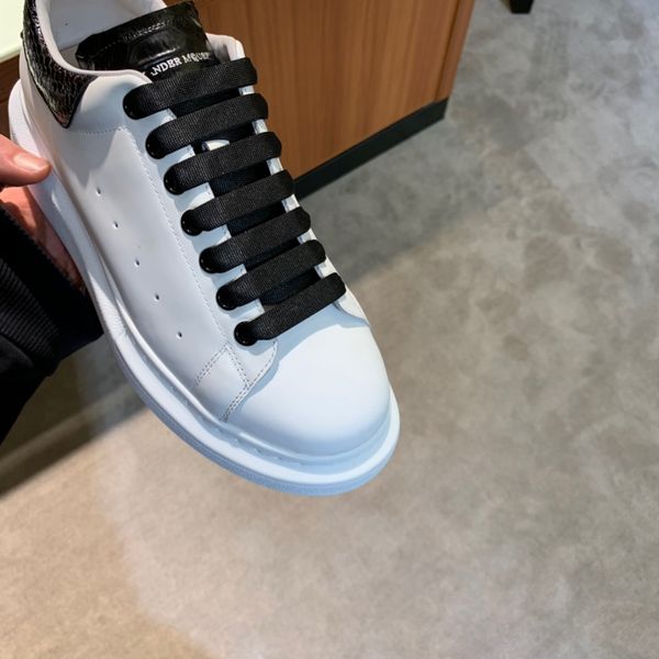 

2020 new four seasons classic couple white shoes casual sneakers increase the white shoes black classic snakeskin tail