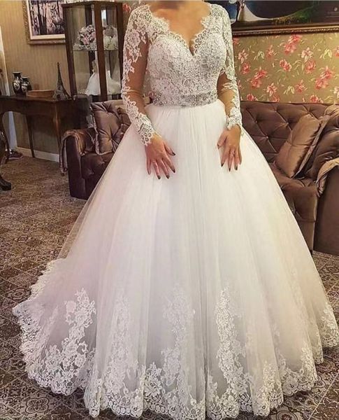 Abito da sposa a maniche lunghe trasparente da spiaggia 2020 Scollo a V smerlato Perline di cristallo Vita Una linea Abiti da sposa in pizzo e tulle lunghi fino al pavimento