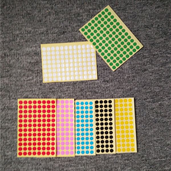 Kleine, runde, bunte Verpackungsetiketten in verschiedenen Größen, Aufkleber, leeres Punktpapier, selbstklebende Aufkleber, Fabrikprodukte, Klassifizierungsmarkierungsetikett