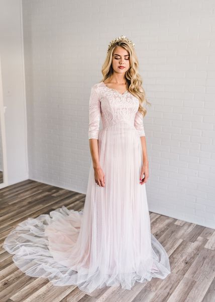 2019 Neue schlichte A-Linien-Brautkleider mit Spitze und Tüll in errötendem Rosa mit 3/4-Ärmeln und Schnürung am Rücken für Damen im Country-Western-Brautkleid