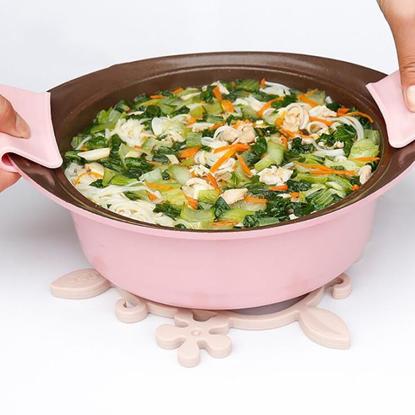 

new arrivals non-slip flower shape bowl insulation table pad multi-use healthy environmental silicone mat kitchen accessories