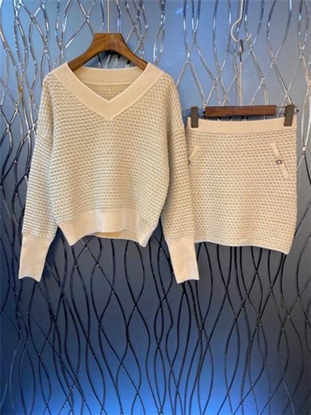 

новая весна v шеи вязания костюма v шеи трикотажные свитера и трикотажные юбки, White