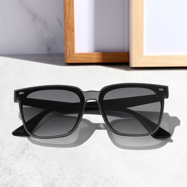 One-piece Square Frame with Rivets Fashionable for Men and Women High-end Feel HD UV Protection Sunglasses