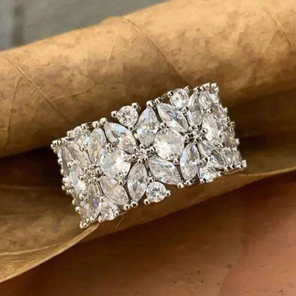 Huitan Delicate Bright Finger Rings Female Attractive Sparkling Cubic Zirconia Accessories Graceful Temperament Wedding Jewelry