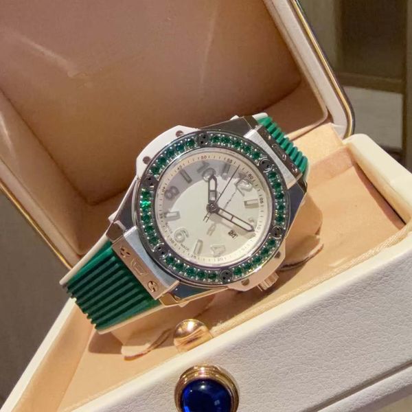 

Fashionable high-end ladies' watch, excellent performance quartz movement, pure white and bright case, rich strap colors, simple and elegant, Gold