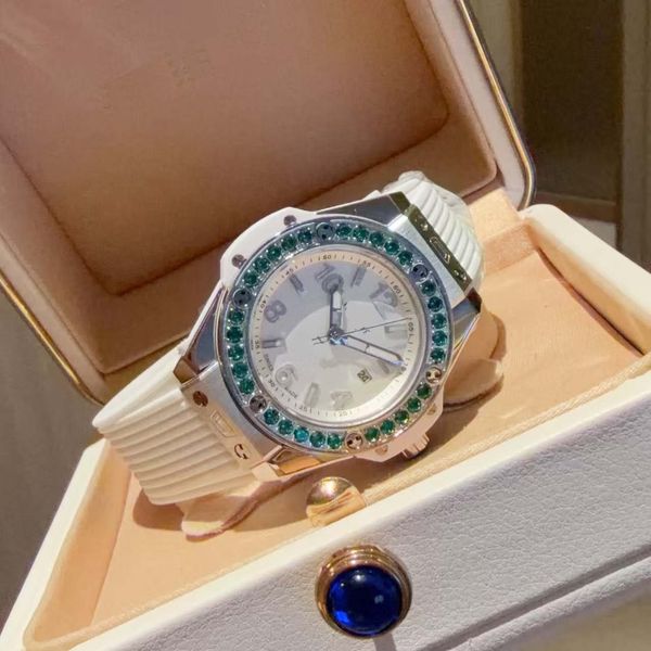

Elegant ladies' watch with pure white and bright case, stable and reliable quartz movement, rich strap colors, simple, elegant and full of fashion sense, Green