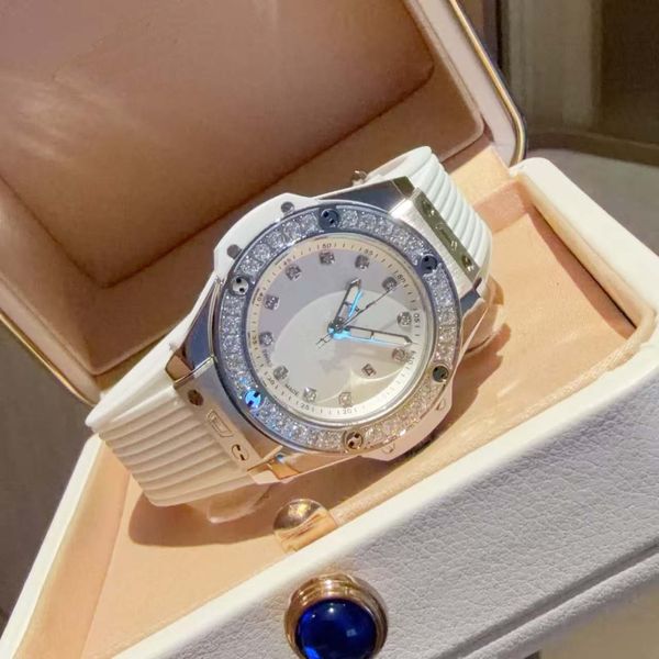 

High-end ladies' quartz watch, pure white and bright porcelain-like case, multiple rich strap colors, simple, elegant and full of fashion sense, Green