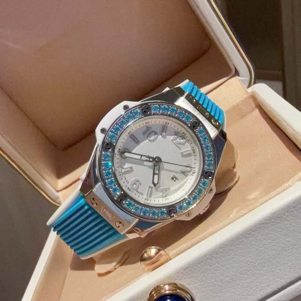 

High-end ladies' watch with precise quartz movement, pure white and bright case, rich strap colors, simple, elegant and full of fashion sense, Green