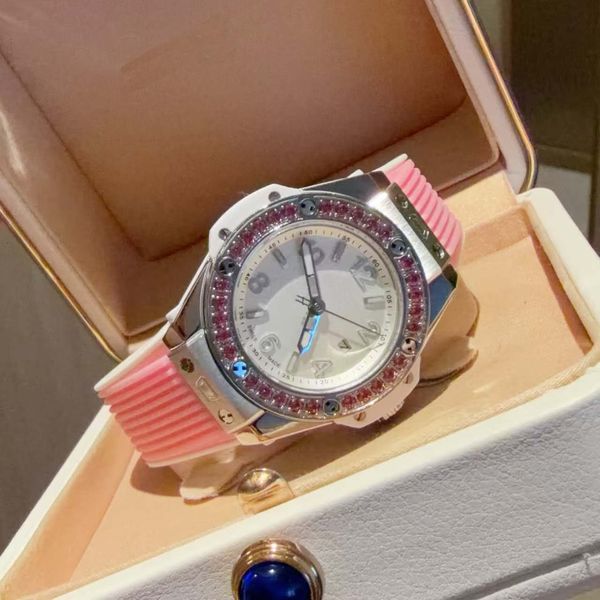 

High-end ladies' quartz watch, charming pure white and bright case, rich and outstanding strap colors, simple, elegant and full of fashion sense, Gold