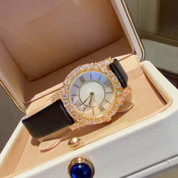 

Ladies' Watch: A fusion of exquisite craftsmanship and modern style, composing a luxurious ode to women's beauty, just like the dazzling diamonds on the creation, Split