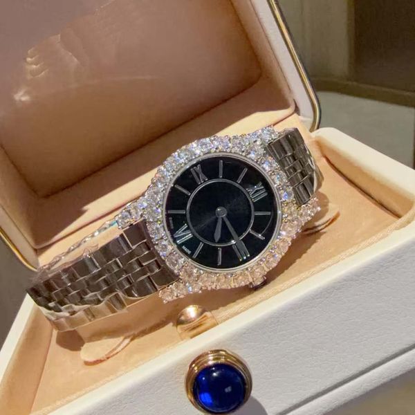 

Ladies' Timepiece: Exquisite craftsmanship outlines fashion style, creating a luxurious hymn to women's beauty, like the sparkling diamonds embedded in the work, Red