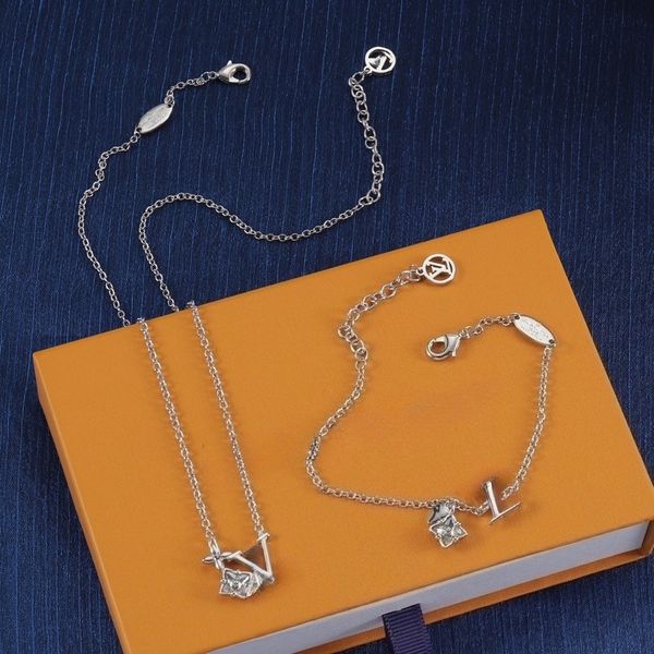 

Classic Designer Pendant Necklace Earrings Bracelet Set Letter Design Fashion Necklace Choker for Women Party Birthday Gift