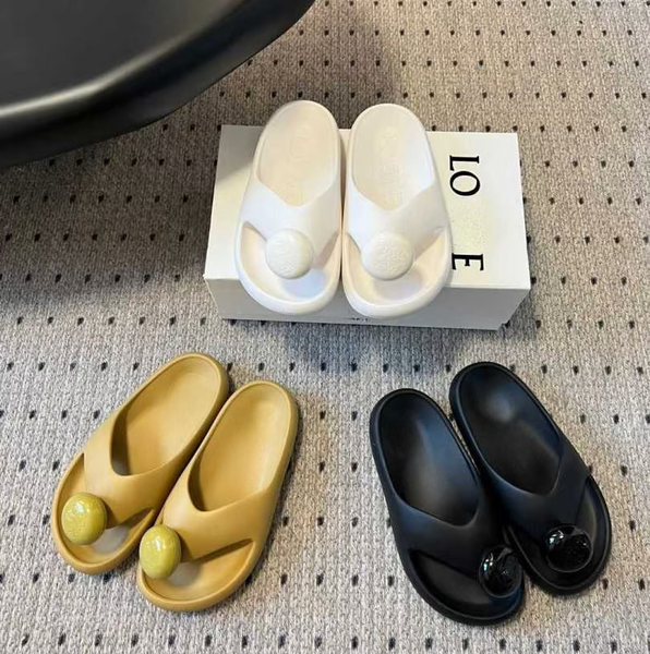 

Designer Women slippers Sandals Flat Slides Eagle Head Flip Flops Summer genuine Triangle leather Outdoor Loafers Bath Shoes beach flip flops box Black White, Color 1