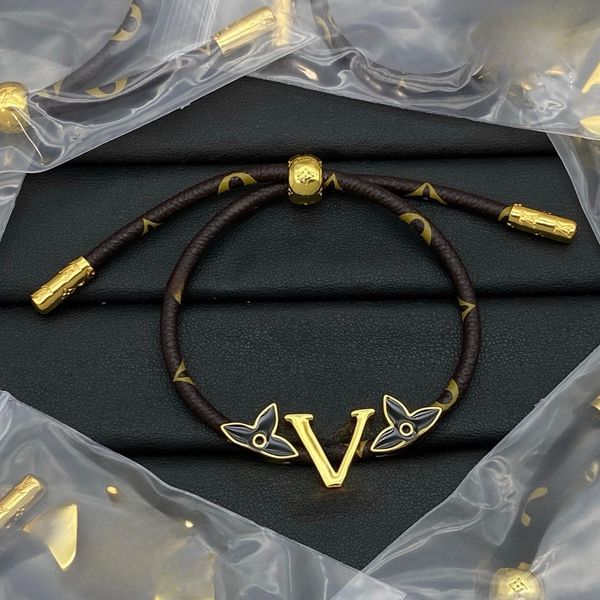 

Elegant Leather Bracelet Designer Fashion Letter Charm Bracelet Adjustable Party Gift Bangles Jewelry for Women