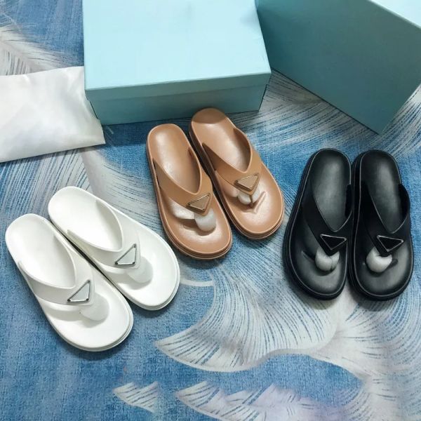 

New Designer Slippers Womens Lug Tread Rubber Thong Sandals Black White Lady P Flip Flops Slides Slipper Women Summer Outdoor Luxury Fashion Flat Slide Sandal, Color 2