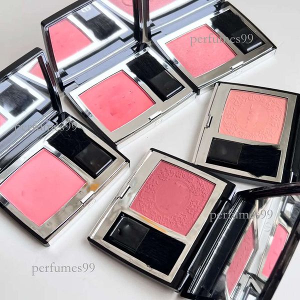 

new D_R's high-quality blush features a fine powder texture and long-lasting color payoff. payoff., Red