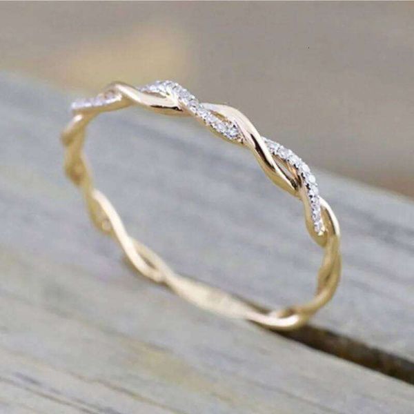 Huitan Classic Women Twist Rings with Dazzling Cubic Zirconia Stone 3Metal Colors Temperament Elegant Female Finger Ring Jewelry H260312