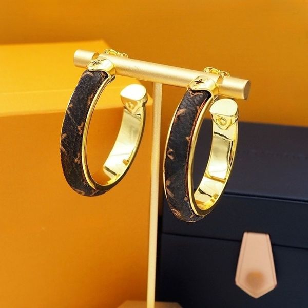 

Classic Luxury Design Earrings for Women 18K Gold Hoop Earrings European and American Style Earrings High Quality Party and Holiday Gifts with Box