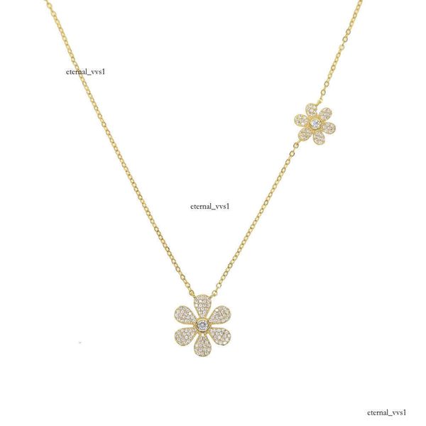 New Flower Necklace for Women Six-Leaf Petal Pendant Fashion Niche Light Luxury Heart Clavicle Chain Birthday Gift