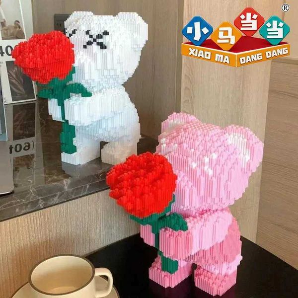 A Romantic Bear Holding A Rose Creative Building Blocks Set DIY Assembly Blocks Perfect Choice For Gifting Couples and Parents L2605132MC5