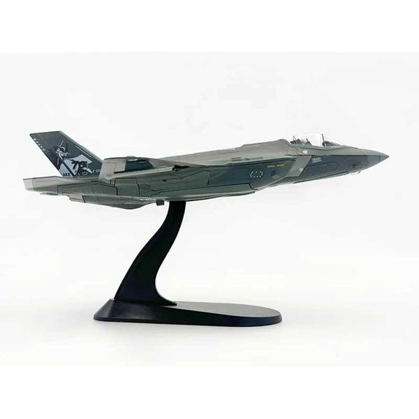 Experience the Thrill of Flight with the 1:72 Scale F-35 Fighter Jet Model!