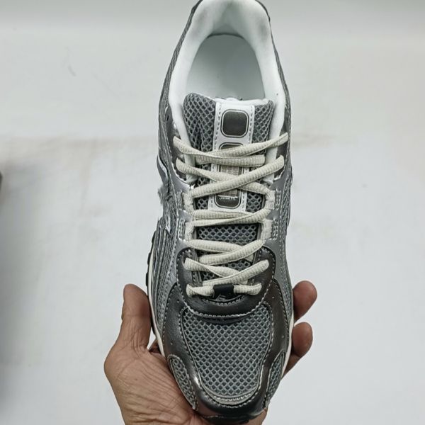 Senior designers create highquality retro sports shoes featuring mesh fabric and leather materials