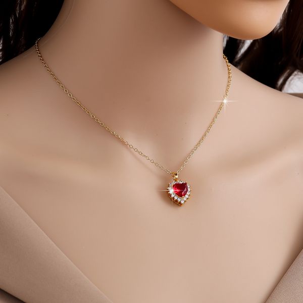 

Gold-plated heart retro ruby pendant necklace, fashionable and versatile for women, with a touch of elegance. Slightly inlaid zircon collarb