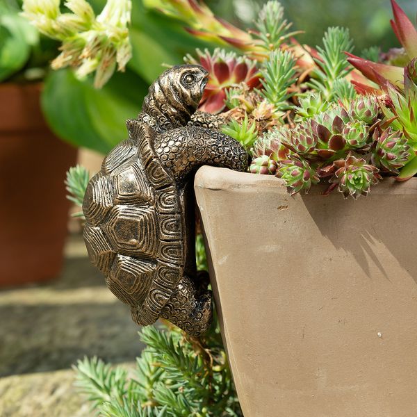 

Garden Patio Decorations Resin Climbing Turtle Planter and Vase Hugging Figurine Planter Rim Decoration