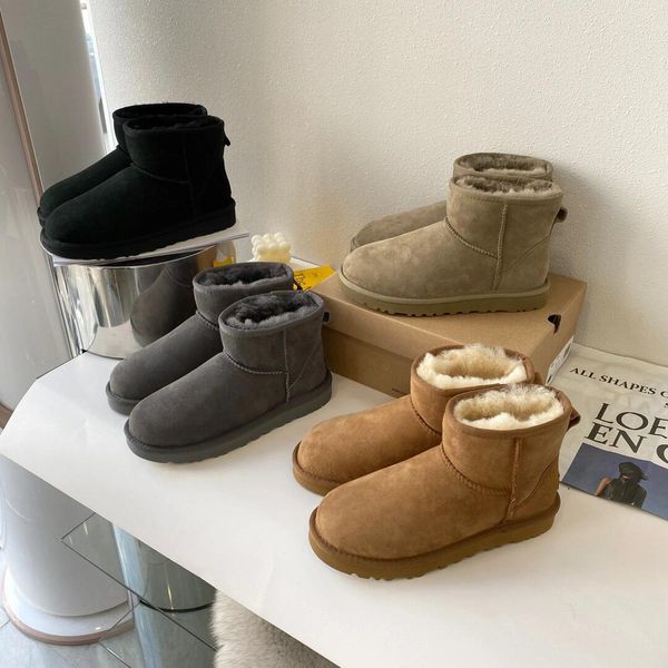 New warm and fashionable slippers with simple and fashionable design, versatile and comfortable to wear, and plush warm slippers