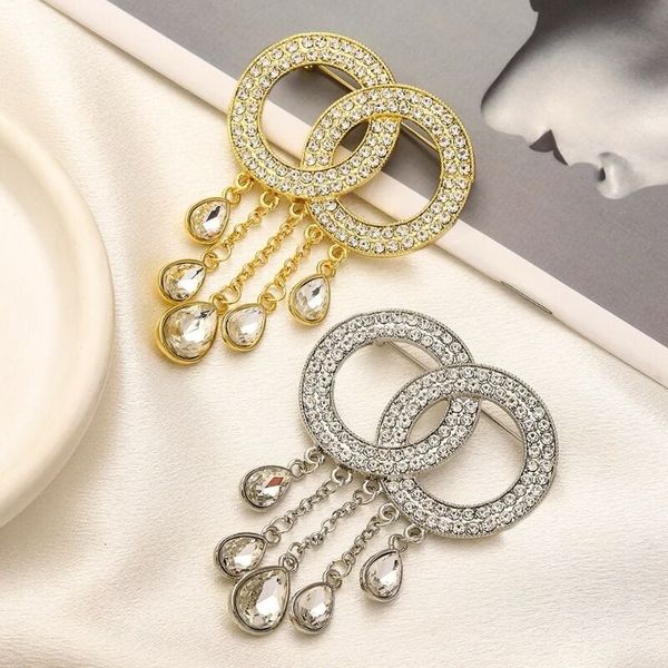 

Elegant Gold Plated Desinger Brooch Letters Brooches Fashion Famous Women Stainless Steel Round Letter Pearl Crystal Rhie Suit Pin Jewelry