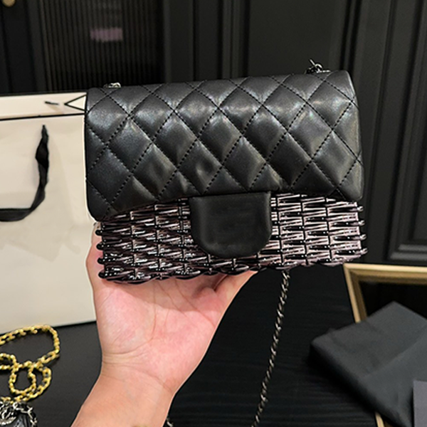 

Designer bag vintage shoulder bag handbag chain bag women's skew bag classic clamshell bag metal logo fashion metal square bag leather material christmas gift bag, Pink(20*14)