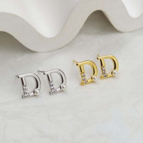 

Creative letter D earrings 925 silver pin with diamonds and pearls senior sense of earrings female fashion personality niche design sense