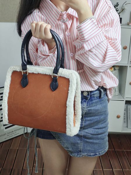 

Popular new niche ins wind design with fluffy edge brown hand bill of lading shoulder oblique span big bag woman, Coffee