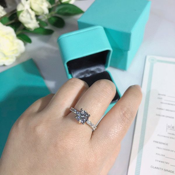 

Designer Womens Band Rings Diamond Engagement Ring Best Quality 1 Carats Girl Wedding Luxury Dupe Jewelry New With Box Ladies Wife Madam Valentines Day Gift