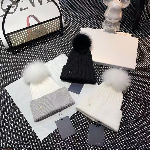 

Luxury designer knit cap wool ball cold cap fall and winter outdoor warm men and women knit cap texture delicate metal logo exquisite advanced, Grey