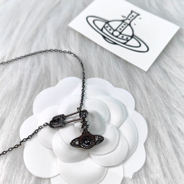 

Luxury Fashion Designer Saturn Pendant Necklace Classic Black Gunmetal Necklace Paperclip Diamond Encrusted High Grade Designer Necklace for Men and Women