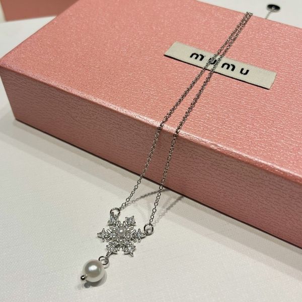 

Luxury Fashion Designer Pearl Necklace Women Exquisite Simple Snowflake Pendant Necklace Hundreds of Premium Designer Necklaces