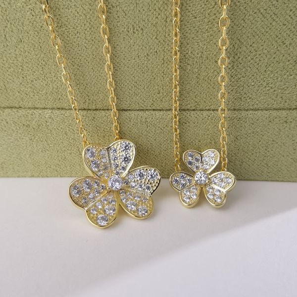 

Luxury Fashion Designer Necklace 925 Silver Clover Necklace High-grade Ladies Pendant Necklace Diamond Encrusted Lucky Straw Collarbone Chain Holiday Gift