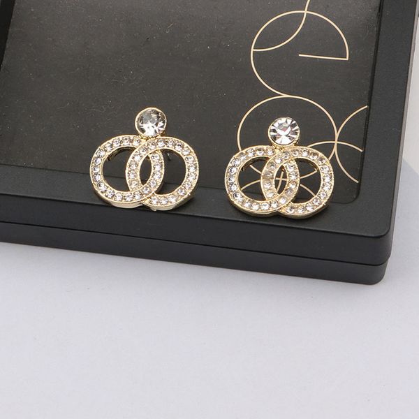 

Simple Sier Letters Stud Famous Earings Designer for Woman Geometry Round Crystal Rhie Pearl Earring Fashion Classic Wedding Party Designers Jewerlry
