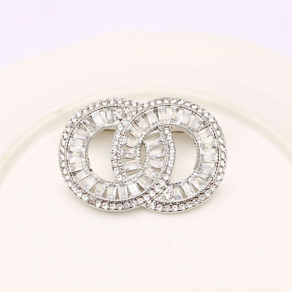 

Vintage Women Designer Brooches Gold-color Inlay Crystal Rhie Jewelry Letter Brooch Charm Girls Pin Marry Wedding Party Cloth Accessories