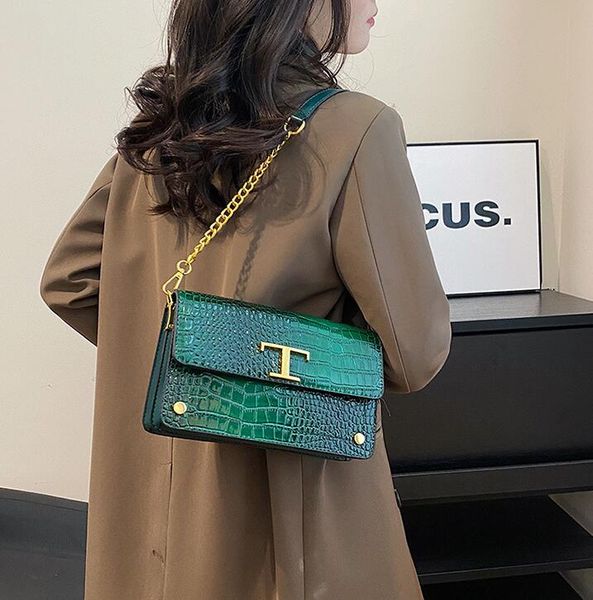

Fashionable Crocodile handbag clamshell gold buckle chain bag thickened embossed leather handbag everyday Joker shoulder bag elegant retro rivet crossbody bag, Red