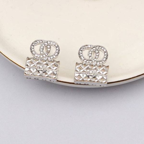 

Designer Earings Simple Women Fashion Dangle Letter Earring Pearl Crystal Rhie Metal Eardrop Gold Sier Round Stud for Girls Lovers Jewelry Lots Style