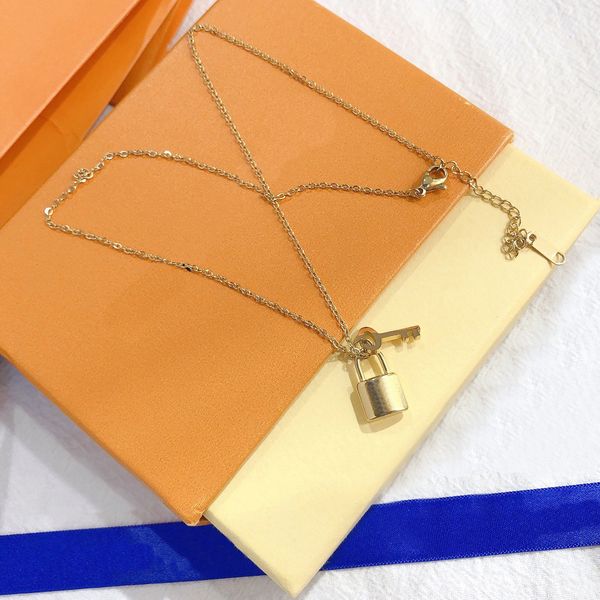 

Luxury Design Necklace 18K Gold Plated Stainless Steel Necklaces Choker Chain Letter Pendant Fashion Womens Wedding Jewelry Accessories X328