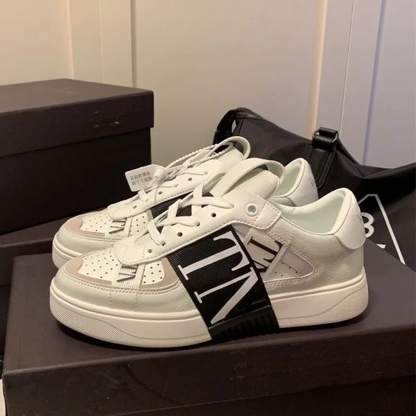 

Elegant Unisex Low-Top Sneakers - Premium Material Construction for Durable Comfort and Stylish Walkability, White