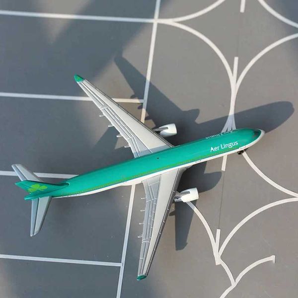 Miniature analog scale 1 500 Aircraft model A330 alloy aircraft model Diorama kit sand table scene layout display with base W240829