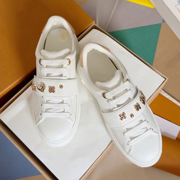 

Designer Womens Casual Sneakers Gold Hardware Embellishment Classic Round Toe Leather Non-Slip Casual Shoes Daily Commuting Shoes, White