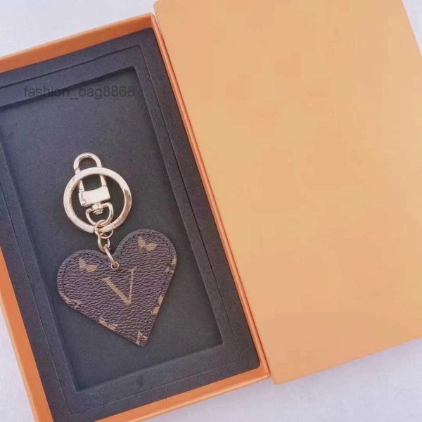 

Brand Designer Keychain Key Chain Men Luxury Heart-shaped Car Keyring Women Fashion Bee Buckle Keychains Handmade Leather Bags Pendant Accessories