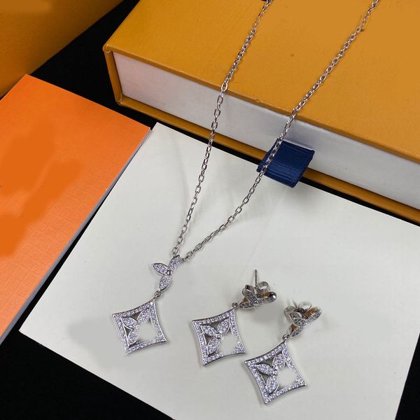 

Elegant Crystal Clover Pendant Chain Necklace Luxury Brand Designer Gold Silver Plated Stainless Steel Charm Chokers Women Jewerlry Wedding Gift With Box