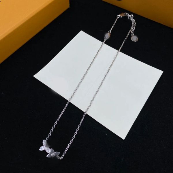 

Elegant Crystal Clover Charm Pendant Chain Necklace Women Luxury Brand Designer Gold Silver Plated Stainless Steel Chokers Fashion Jewerlry Wedding Gifts With Box