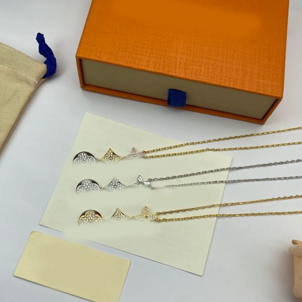 

Women Luxury Crystal Shell Clover Pendant Chain Necklace Brand Designer Gold Silver Plated Stainless Steel Charm Chokers Fashion Jewerlry Wedding Gifts With Box